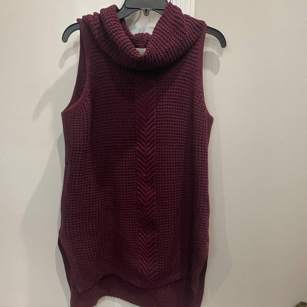 VINCE CAMUTO - sleeveless sweater with side slits. Size small